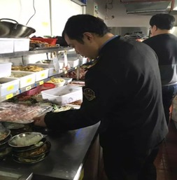 新城區(qū)食品藥監(jiān)局全力開(kāi)展餐飲服務(wù)環(huán)節(jié)鮮肉及肉制品專(zhuān)項(xiàng)稽查行動(dòng)